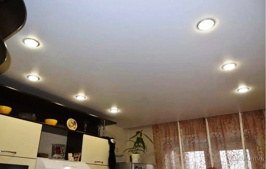 Как сделать натяжной потолок с подсветкой: полезные советы и галерея с примерами